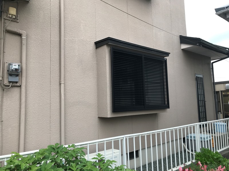 エコ面格子で出窓の台風対策　2階の窓も足場を使わずに取り付けができます。
